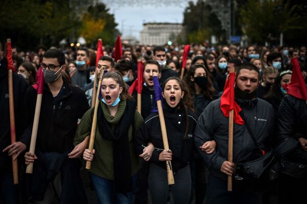 Manifestantes participam de um comício para marcar o 48º aniversário da revolta de estudantes de Atenas de 1973 contra a junta militar, Grécia, 17 de novembro de 2021. - Sputnik Brasil