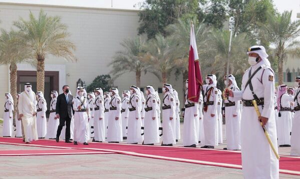 Xeque Tamim bin Hamad Al-Thani do Catar e presidente do Brasil Jair Bolsonaro durante a cerimônia de boas-vindas em Doha, 17 de novembro de 2021. - Sputnik Brasil