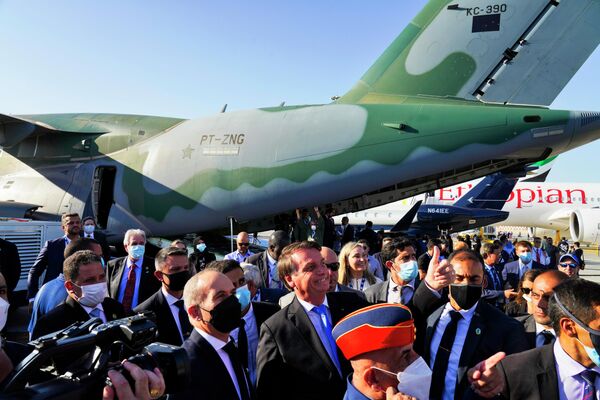 Presidente Jair Bolsonaro na frente do Embraer KC-390 da Força Aérea Brasileira na Expo Dubai, Emirados Árabes Unidos, 14 de novembro de 2021 - Sputnik Brasil