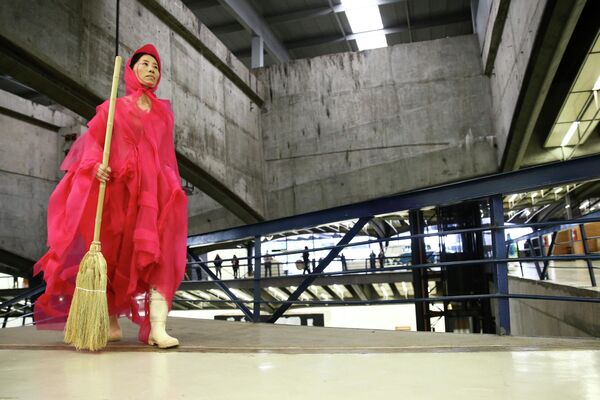 Modelo apresenta criação da estilista Fernanda Yamamoto na Semana da Moda de São Paulo no Centro Cultural Vergueiro, Brasil, 19 de novembro de 2021 - Sputnik Brasil
