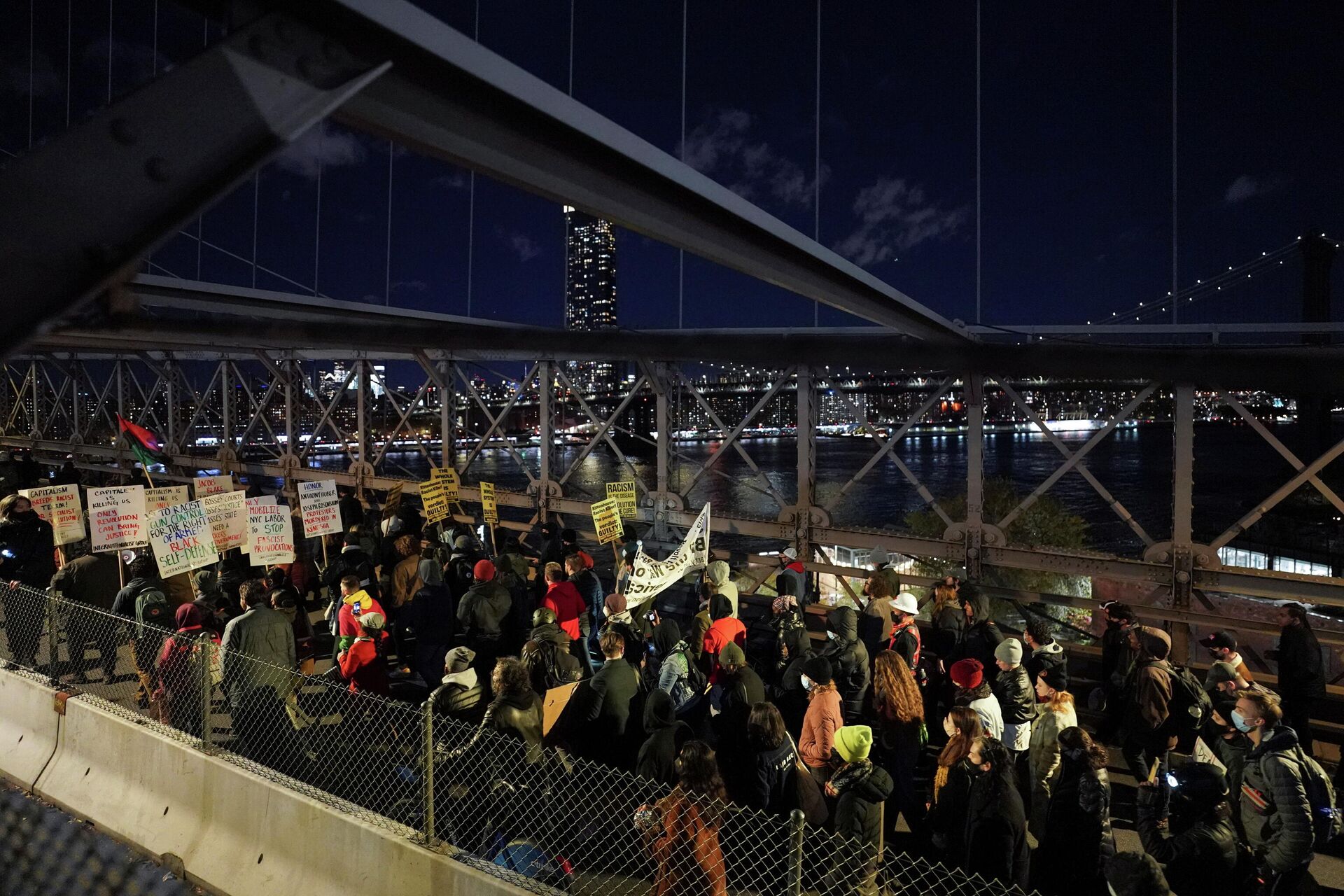 Manifestantes cruzam a ponte do Brooklyn enquanto protestam contra o veredicto de Kyle Rittenhouse, na cidade de Nova York, Nova York, EUA, 19 de novembro de 2021 - Sputnik Brasil, 1920, 20.11.2021