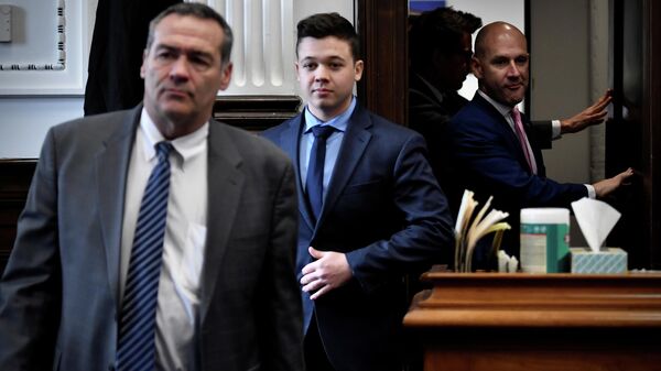 Kyle Rittenhouse entra no tribunal com seus advogados Mark Richards e Corey Chirafisi para uma reunião convocada pelo juiz Bruce Schroeder no Tribunal do Condado de Kenosha em Kenosha, EUA, 18 de novembro de 2021 - Sputnik Brasil
