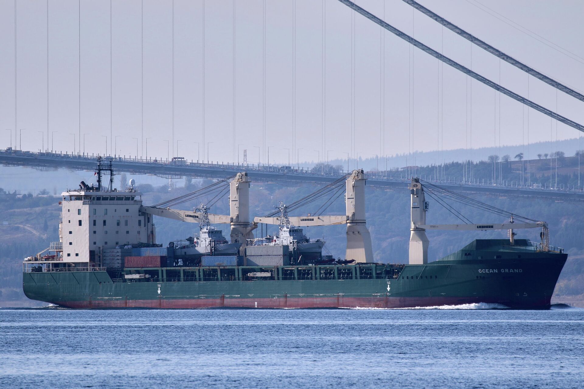 O navio de carga geral Ocean Grand com bandeira dos EUA, transportando dois lanchas da Guarda Costeira dos EUA, navega nos Dardanelos, a caminho do mar Negro, em Canakkale, Turquia, 20 de novembro de 2021 - Sputnik Brasil, 1920, 20.11.2021