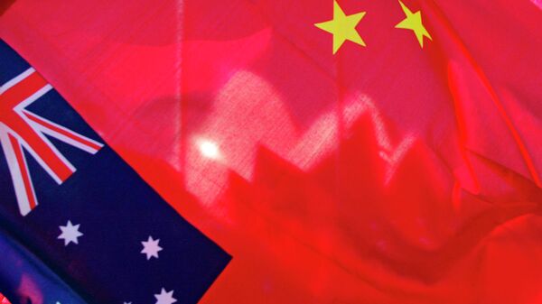 As conchas da Ópera de Sydney são vistas através de uma bandeira chinesa de um apoiador que espera que o líder número dois da China, Li Peng, chegue em um passeio turístico pelo marco esculpido, em 19 de setembro de 2002 - Sputnik Brasil