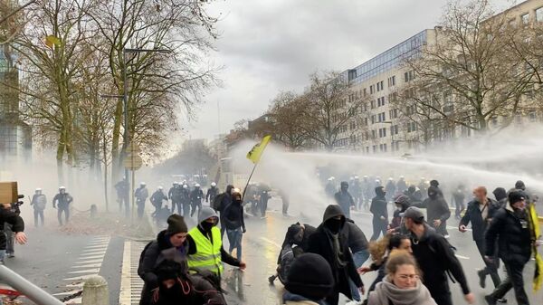 Manifestantes fogem de canhões d'água durante protesto antilockdown em Bruxelas, Bélgica, 21 de novembro de 2021 - Sputnik Brasil
