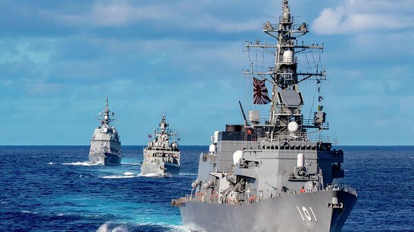 Navios da Força Marítima de Autodefesa do Japão e da Marinha da Índia navegam em formação com o HMAS Warramunga, da Marinha Real Australiana, e o destróier de mísseis guiado USS Barry (DDG 52) da classe Arleigh Burke, durante exercícios Malabar-2021 em 27 de agosto de 2021 - Sputnik Brasil