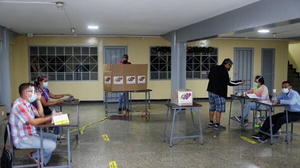 Venezuelano vota durante eleições regionais e municipais em Caracas, Venezuela, 21 de novembro de 2021 - Sputnik Brasil