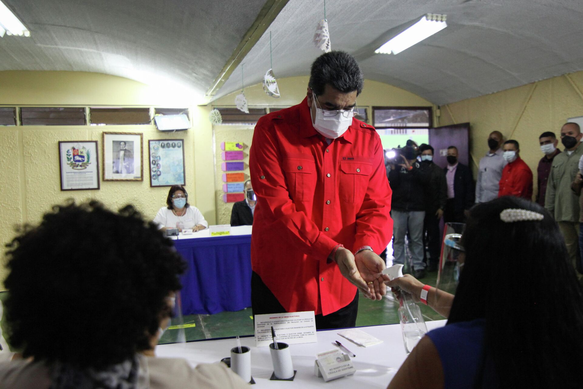 Nicolás Maduro, presidente da Venezuela, higieniza suas mãos após depositar voto nas eleições regionais e municipais em Caracas, Venezuela, 21 de novembro de 2021 - Sputnik Brasil, 1920, 22.11.2021