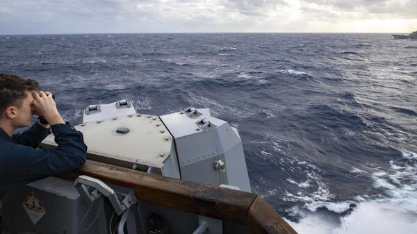 Marinheiros a bordo do USS Milius da Marinha dos EUA no mar do Sul da China - Sputnik Brasil