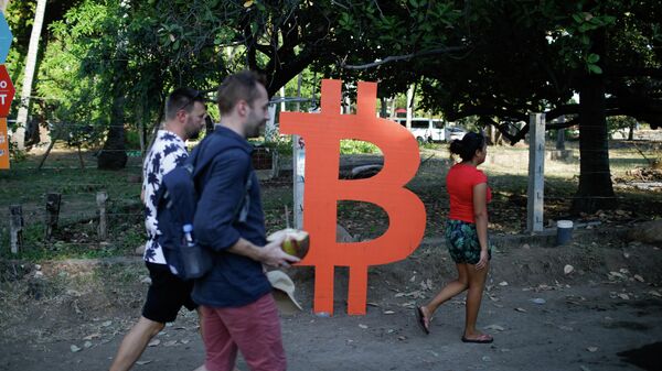 Símbolo de bitcoin em Chiltiupán, El Salvador, 18 de novembro de 2021 - Sputnik Brasil