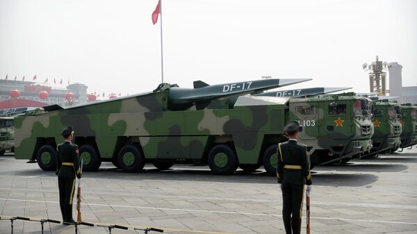Veículos militares chineses transportando mísseis balísticos DF-17 - Sputnik Brasil