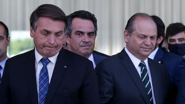 Presidente Jair Bolsonaro é acompanhado pelo líder do governo na câmara, o deputado Ricardo Barros, durante pronunciamento sobre a prorrogação do auxílio emergencial oferecido pelo governo durante a pandemia - Sputnik Brasil
