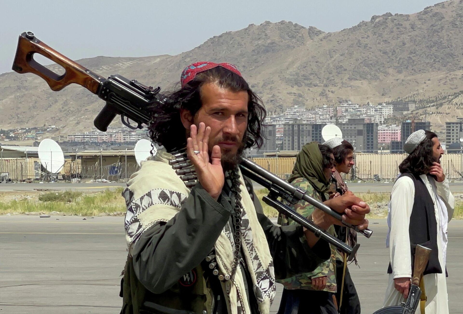 Forças talibãs patrulham uma pista um dia após a retirada das tropas dos EUA do Aeroporto Internacional Hamid Karzai em Cabul, Afeganistão, 31 de agosto de 2021 - Sputnik Brasil, 1920, 24.11.2021
