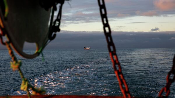 Um barco de pesca francês é visto nos limites das águas franco-britânicas, na Normandia, no dia 9 de novembro de 2021 - Sputnik Brasil