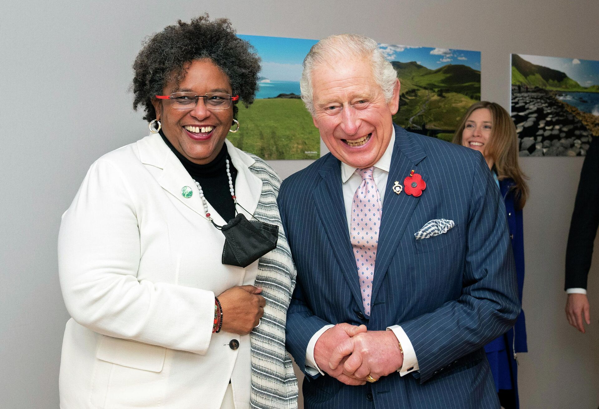 Príncipe Charles do Reino Unido cumprimenta a primeira-ministra de Barbados, Mia Amor Mottley, antes de reunião bilateral durante a 26ª cúpula climática da Organização das Nações Unidas (ONU), a COP26, em Glasgow, na Escócia, em 1º de novembro de 2021 - Sputnik Brasil, 1920, 08.09.2022