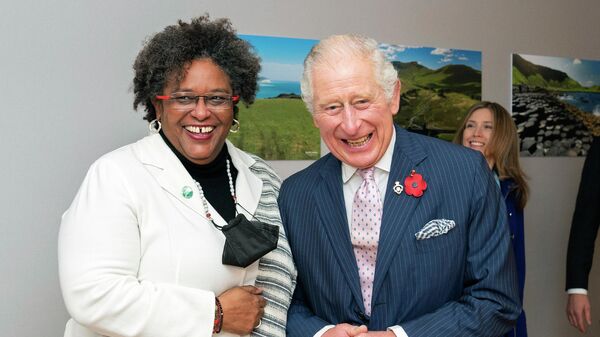 Príncipe Charles do Reino Unido cumprimenta a primeira-ministra de Barbados, Mia Amor Mottley, antes de reunião bilateral durante a 26ª cúpula climática da Organização das Nações Unidas (ONU), a COP26, em Glasgow, na Escócia, em 1º de novembro de 2021 - Sputnik Brasil