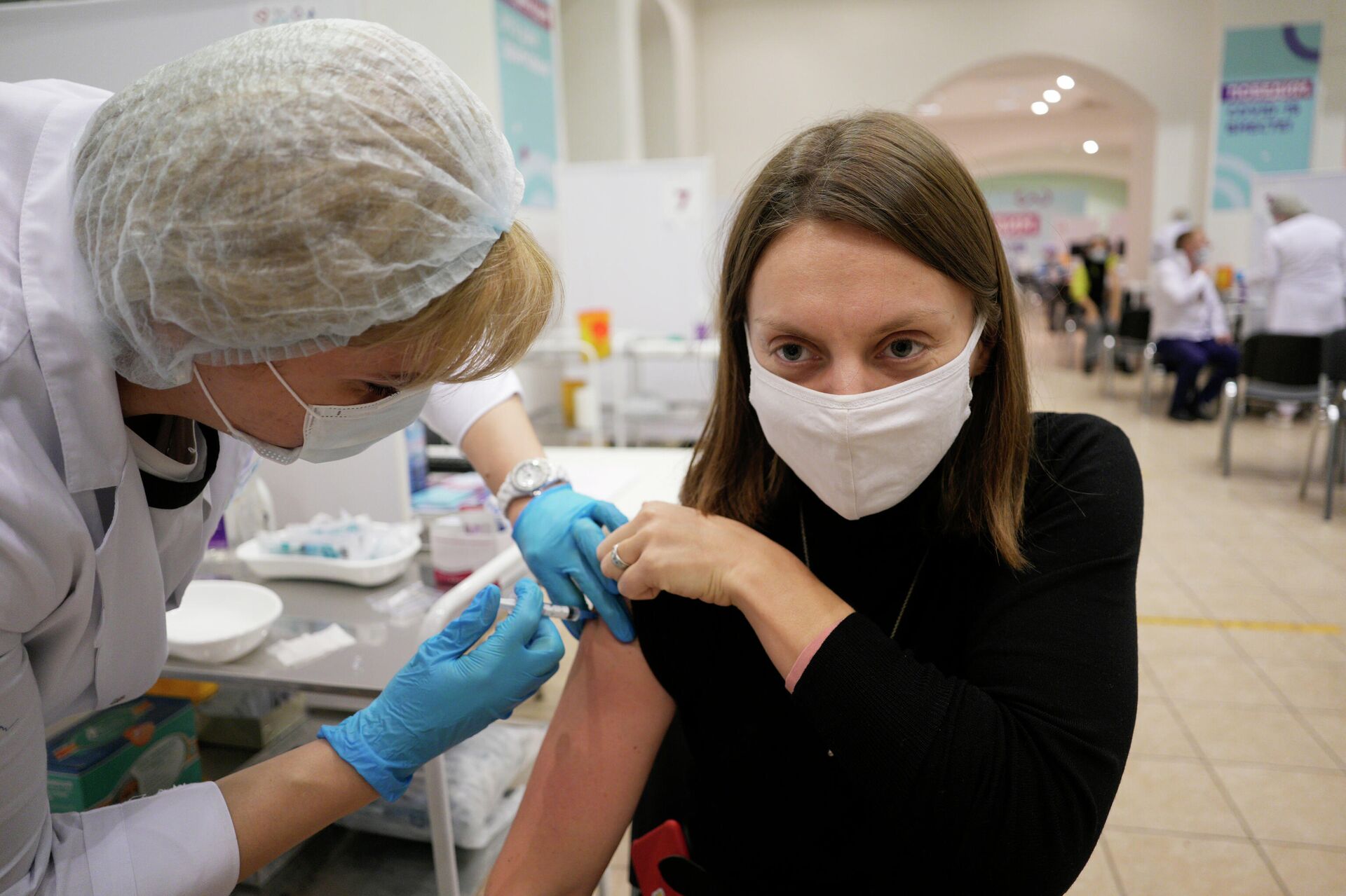 Uma profissional da saúde faz a aplicação da vacina russa Sputnik V em um centro de vacinação em Moscou, na Rússia, no dia 19 de novembro de 2021 - Sputnik Brasil, 1920, 24.01.2022