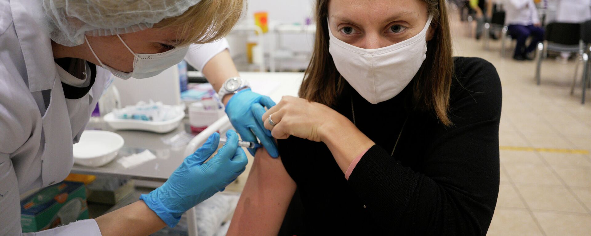 Uma profissional da saúde faz a aplicação da vacina russa Sputnik V em um centro de vacinação em Moscou, na Rússia, no dia 19 de novembro de 2021 - Sputnik Brasil, 1920, 25.11.2021