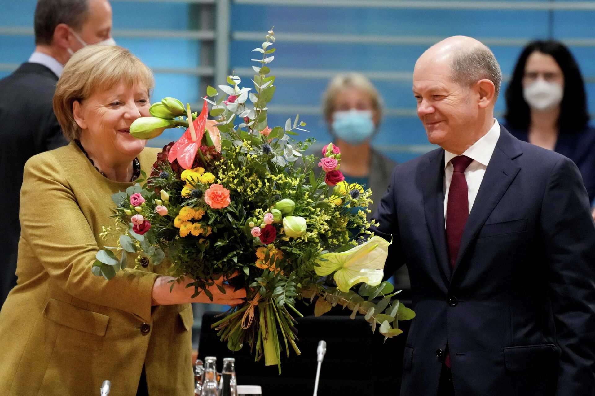 A chanceler alemã em exercício, Angela Merkel, recebe buquê de Olaf Scholz antes da reunião de gabinete semanal na chancelaria em Berlim, Alemanha, em 24 de novembro de 2021 - Sputnik Brasil, 1920, 25.11.2021