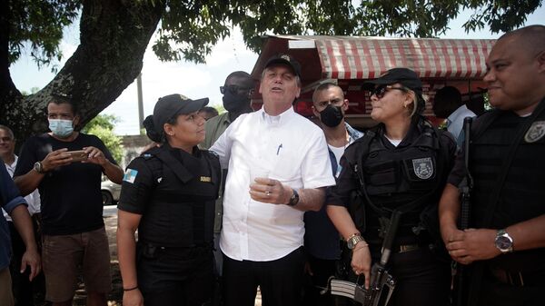 O presidente do Brasil, Jair Bolsonaro, ao centro, conversa com policiais após votação durante o segundo turno das eleições municipais no Rio de Janeiro, Brasil, em 29 de novembro de 2020 - Sputnik Brasil