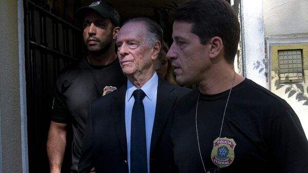 Carlos Nuzman, presidente do Comitê Olímpico Brasileiro, é escoltado por policiais federais após ser levado sob custódia em sua casa, no Rio de Janeiro, em novembro de 2017 - Sputnik Brasil
