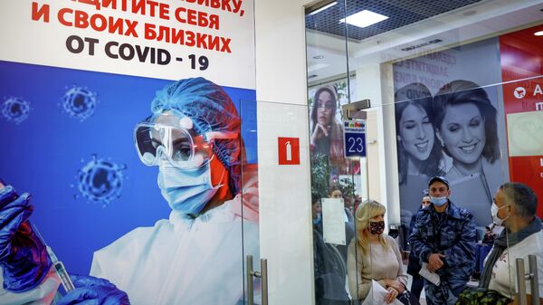 Pessoas fazem fila para receber a vacina contra a COVID-19 em um centro de vacinação em Oryol, na Rússia, no dia 25 de outubro de 2021 - Sputnik Brasil