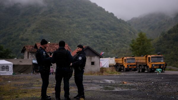 A Unidade de Operação Especial da Polícia de Kosovo protege área perto da fronteira entre Kosovo e Sérvia, em Jarinje, em 28 de setembro de 2021 - Sputnik Brasil