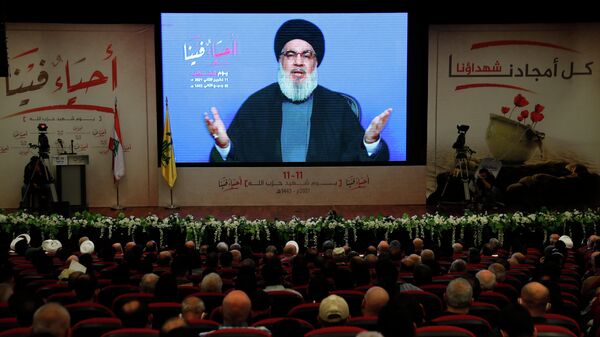 O líder do Hezbollah Sayyed Hassan Nasrallah, fala através de um link de vídeo, durante uma manifestação que marcou o Dia do Mártir do Hezbollah, no subúrbio sul de Beirute, Líbano, 11 de novembro de 2021 - Sputnik Brasil