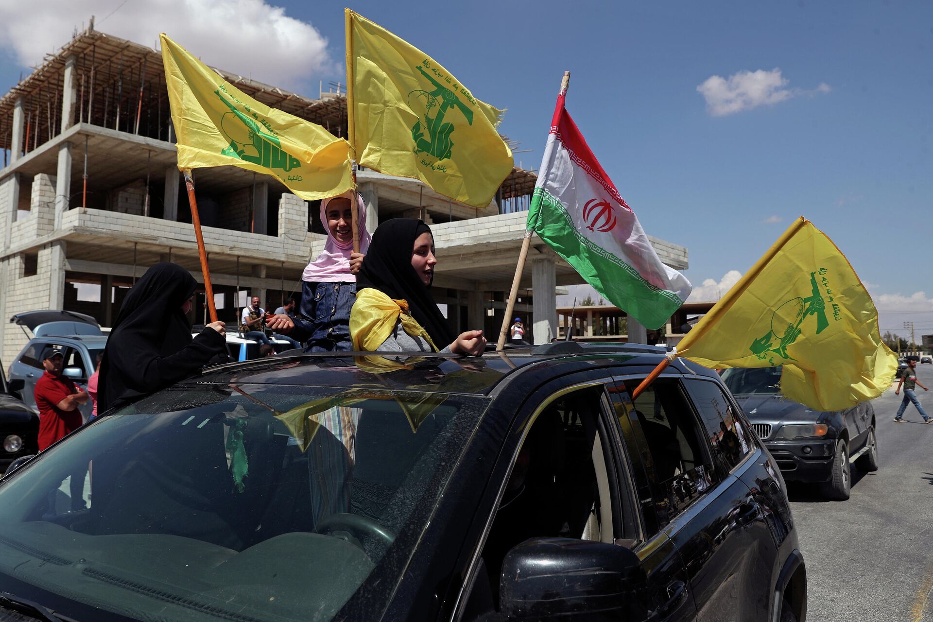 Apoiadores do Hezbollah agitam bandeiras iranianas e do Hezbollah, enquanto celebram a chegada de petroleiros iranianos ao Líbano, 6 de setembro de 2021 - Sputnik Brasil, 1920, 01.11.2023