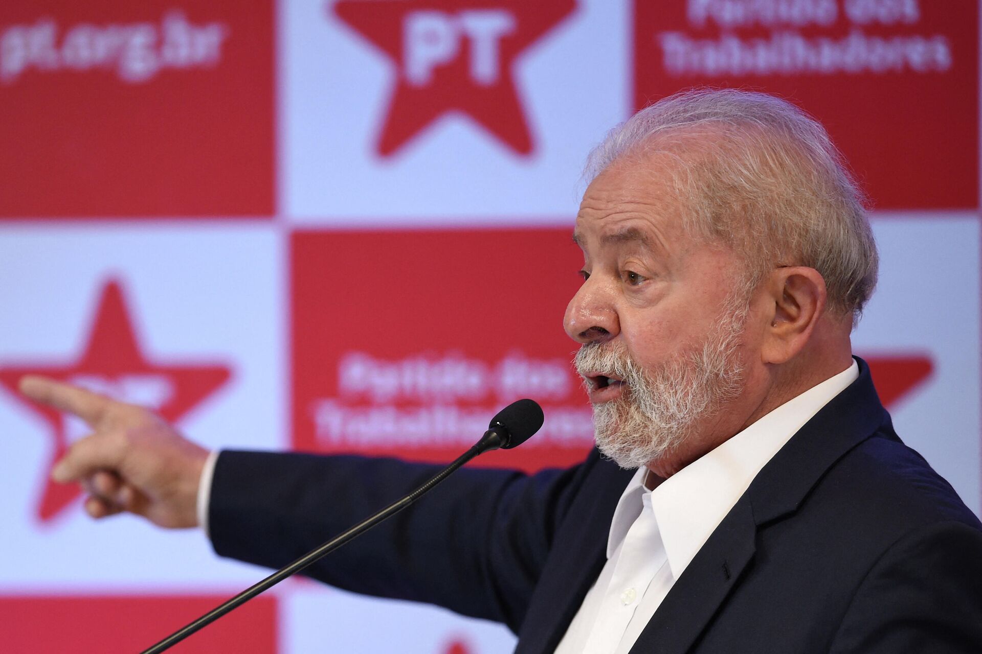 O ex-presidente Luiz Inácio Lula da Silva fala durante entrevista coletiva em Brasília, em 8 de outubro de 2021 - Sputnik Brasil, 1920, 20.12.2021