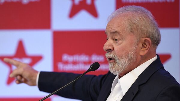O ex-presidente Luiz Inácio Lula da Silva fala durante entrevista coletiva em Brasília, em 8 de outubro de 2021 - Sputnik Brasil