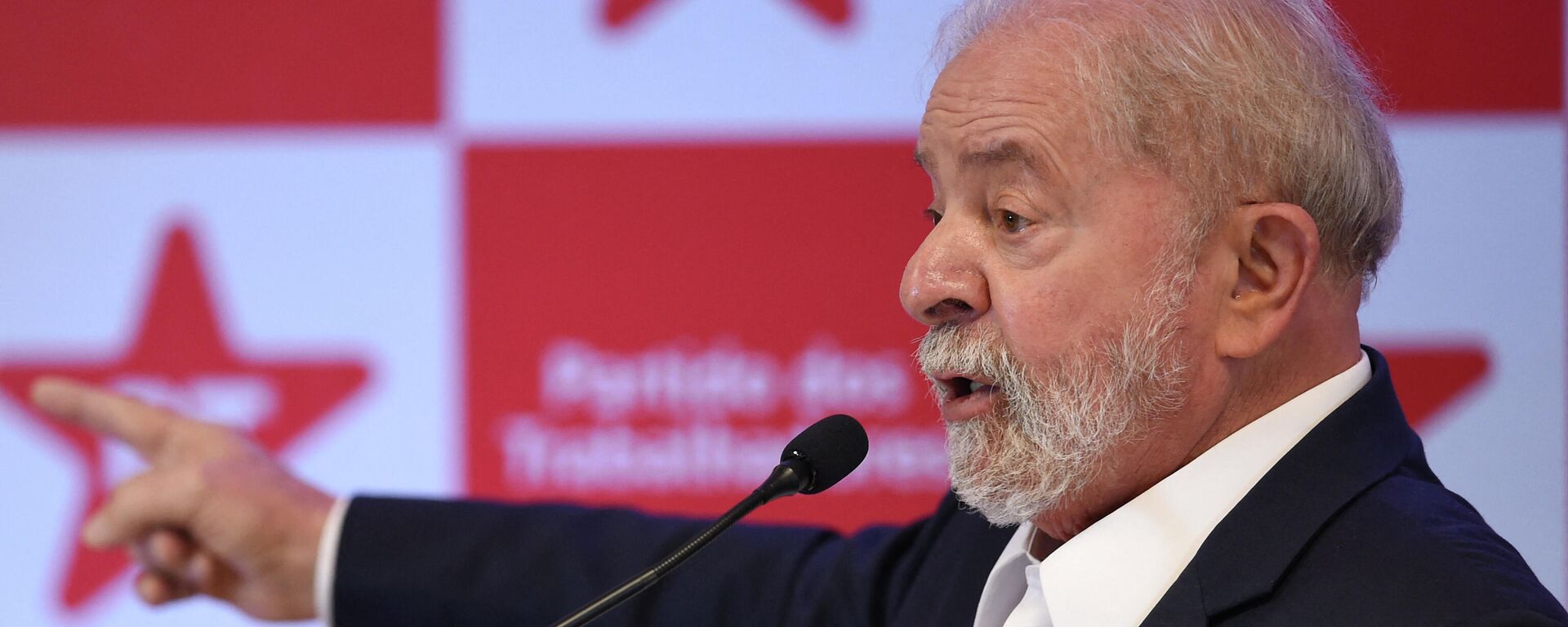 O ex-presidente Luiz Inácio Lula da Silva fala durante entrevista coletiva em Brasília, em 8 de outubro de 2021 - Sputnik Brasil, 1920, 26.11.2021