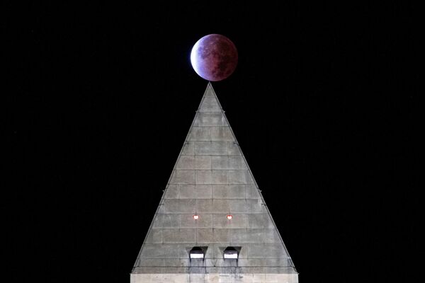 Eclipse lunar parcial é visto acima do monumento a Washington na cidade de Washington, EUA. - Sputnik Brasil