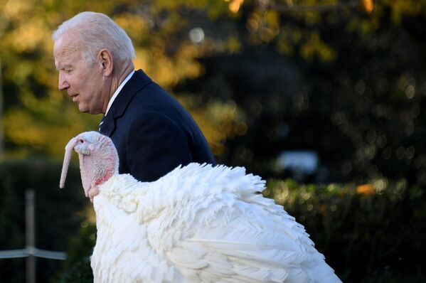 Presidente dos EUA Joe Biden perdoa peru Peanut Butter em cerimônia antes do Dia de Ação de Graças na Casa Branca. - Sputnik Brasil