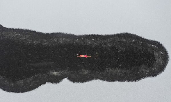 Foto aérea de um entusiasta nadando em um lago parcialmente congelado de um parque em Shenyang, província de Liaoning, China. - Sputnik Brasil
