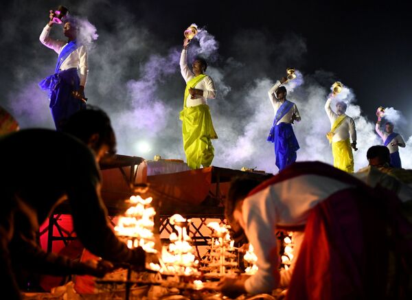 Sacerdotes hindus seguram lâmpadas de incenso tradicionais enquanto realizam o ritual Aarti. - Sputnik Brasil