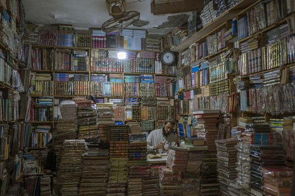 Dono de livraria conserta livro em Herat, Afeganistão. - Sputnik Brasil