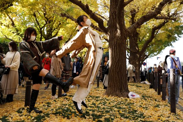Japonesas posam para fotos humorísticas em Tóquio. - Sputnik Brasil