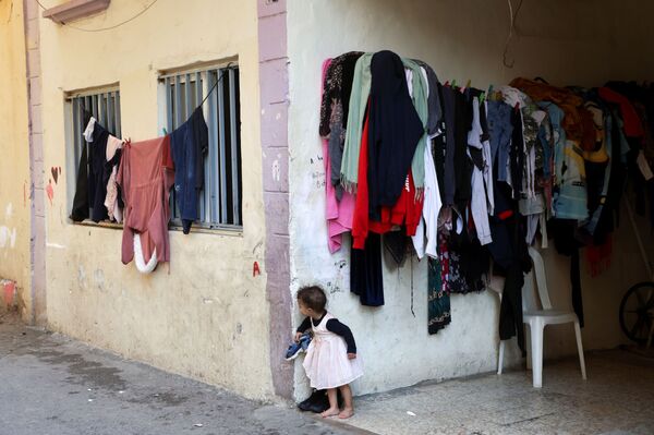 Criança espreita desde o canto de um prédio no distrito Karantina de Beirute, Líbano, 22 de novembro de 2021. - Sputnik Brasil