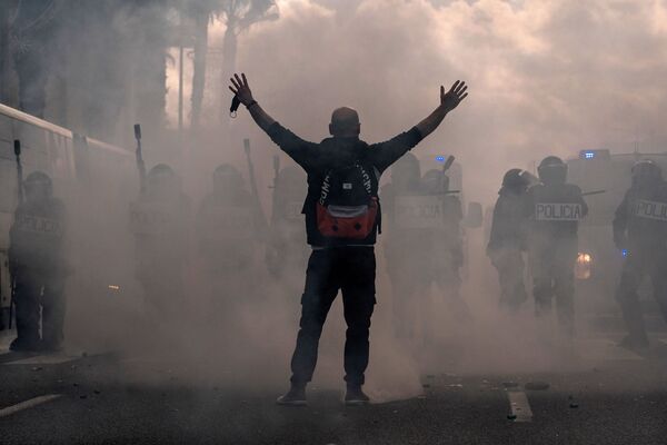 Participante de uma manifestação de metalúrgicos e policiais em uma rua em Cádiz, Espanha. - Sputnik Brasil