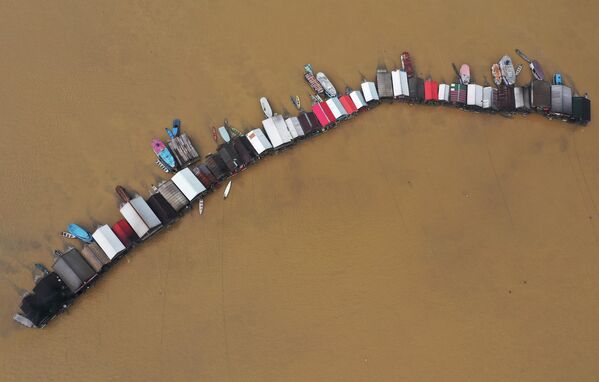 Barcos de garimpeiros ilegais no rio Madeira, estado do Amazonas, que chegaram à região para exploração de ouro, 25 de novembro de 2021    - Sputnik Brasil