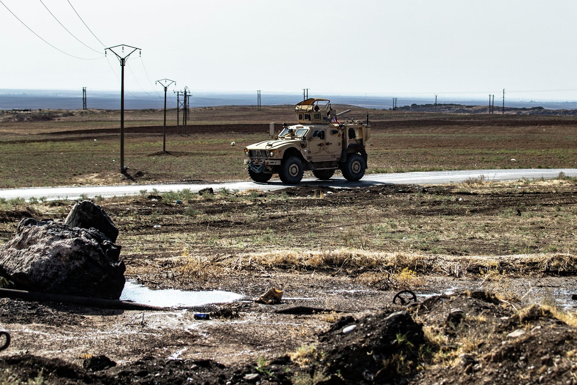 Forças dos EUA patrulham campos petrolíferos em Rmelan, na província de Al-Hasakah, na Síria, controlada por curdos, em 1º de novembro de 2021 - Sputnik Brasil, 1920, 28.01.2022
