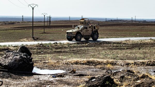 Forças dos EUA patrulham campos petrolíferos em Rmelan, na província de Al-Hasakah, na Síria, controlada por curdos, em 1º de novembro de 2021 - Sputnik Brasil