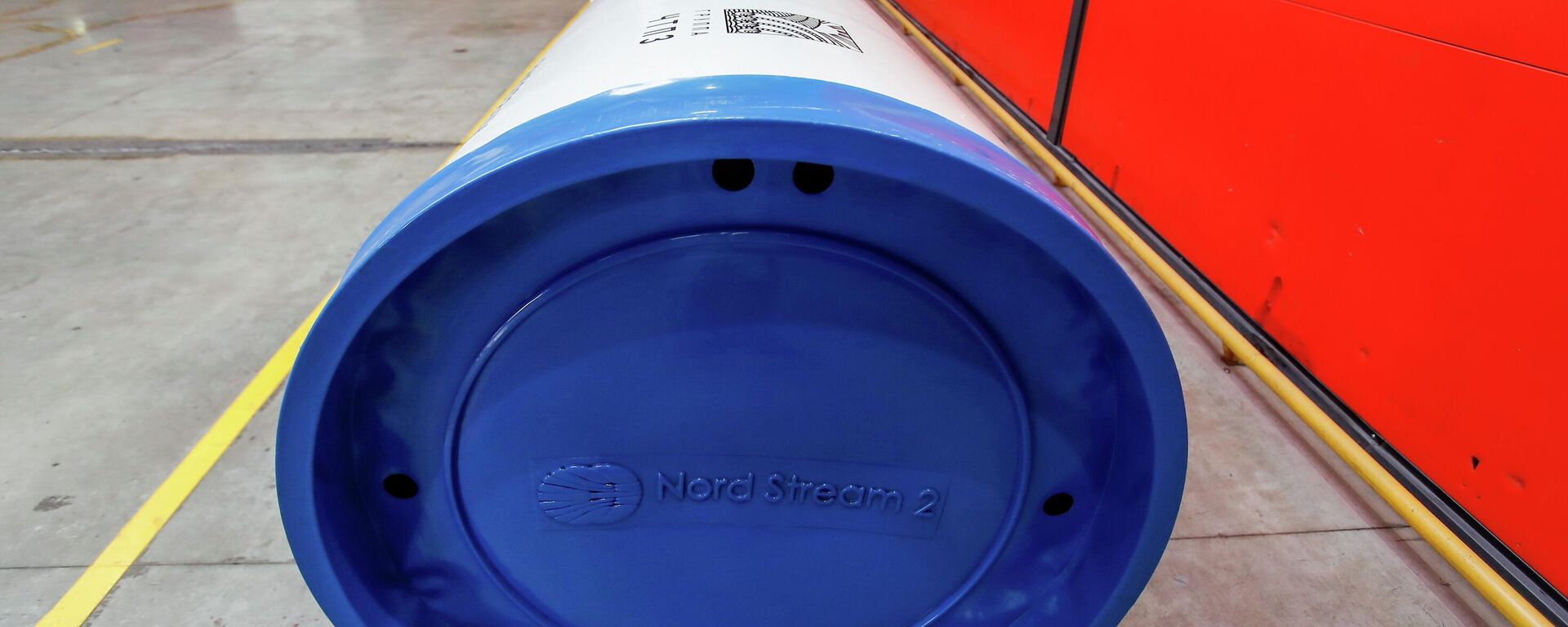 Logotipo do projeto do gasoduto Nord Stream 2 em tampa de tubo em fábrica de Chelyabinsk, Rússia, 26 de fevereiro de 2020 - Sputnik Brasil, 1920, 28.11.2021