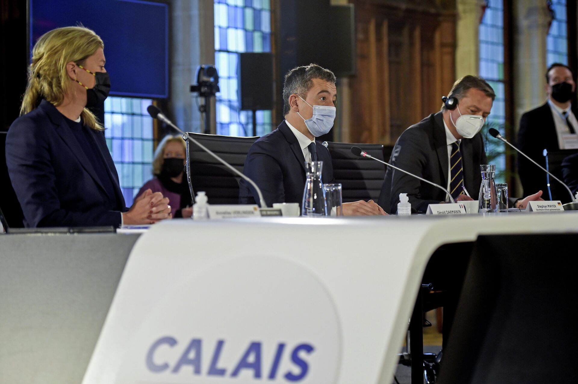 Ministro do Interior da França, Gerald Darmanin (no centro), durante reunião ministerial sobre a crise dos refugiados em Calais, França, 28 de novembro de 2021 - Sputnik Brasil, 1920, 29.11.2021