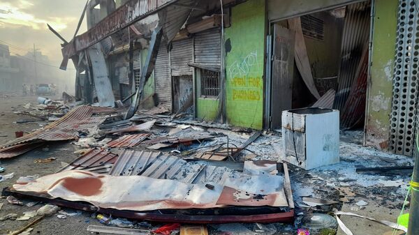 Detritos estão na rua em frente às lojas danificadas em Chinatown, Honiara, Ilhas Salomão, sexta-feira, 26 de novembro. A violência diminuiu na capital das Ilhas Salomão - Sputnik Brasil