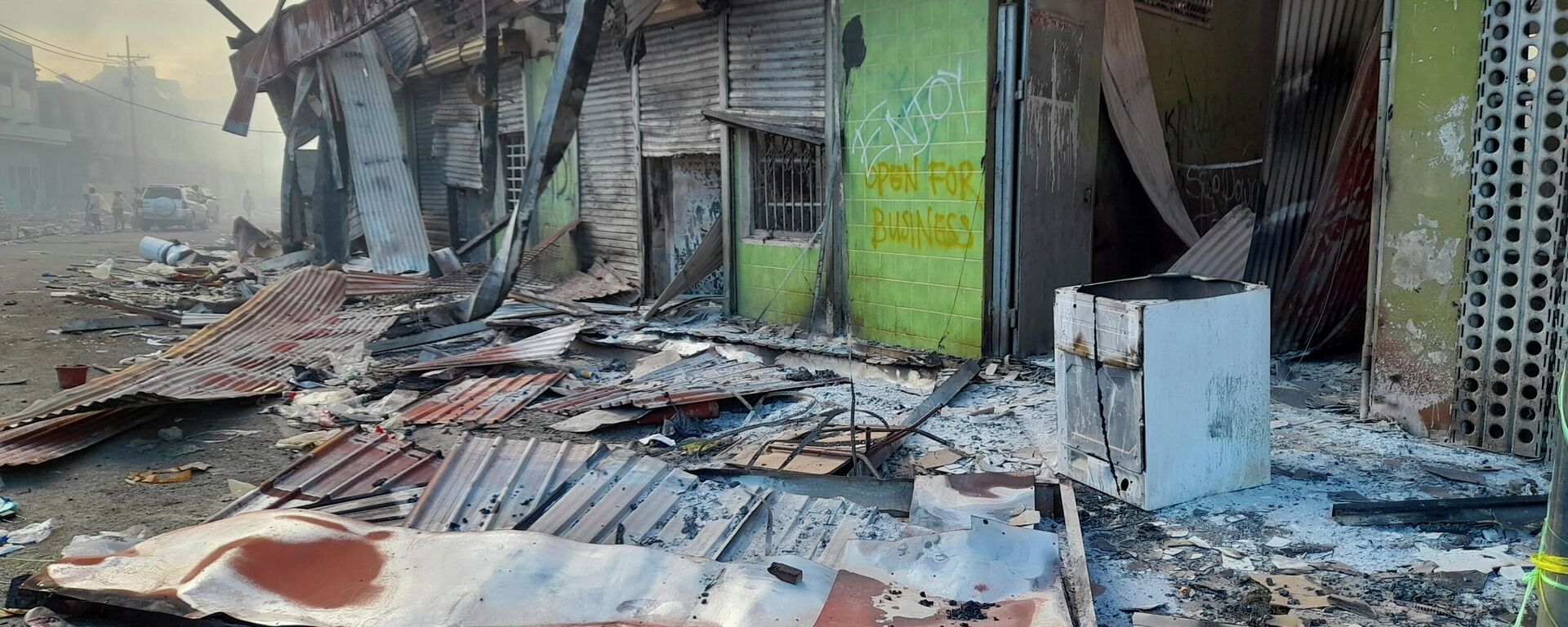 Detritos estão na rua em frente às lojas danificadas em Chinatown, Honiara, Ilhas Salomão, sexta-feira, 26 de novembro. A violência diminuiu na capital das Ilhas Salomão - Sputnik Brasil, 1920, 29.11.2021