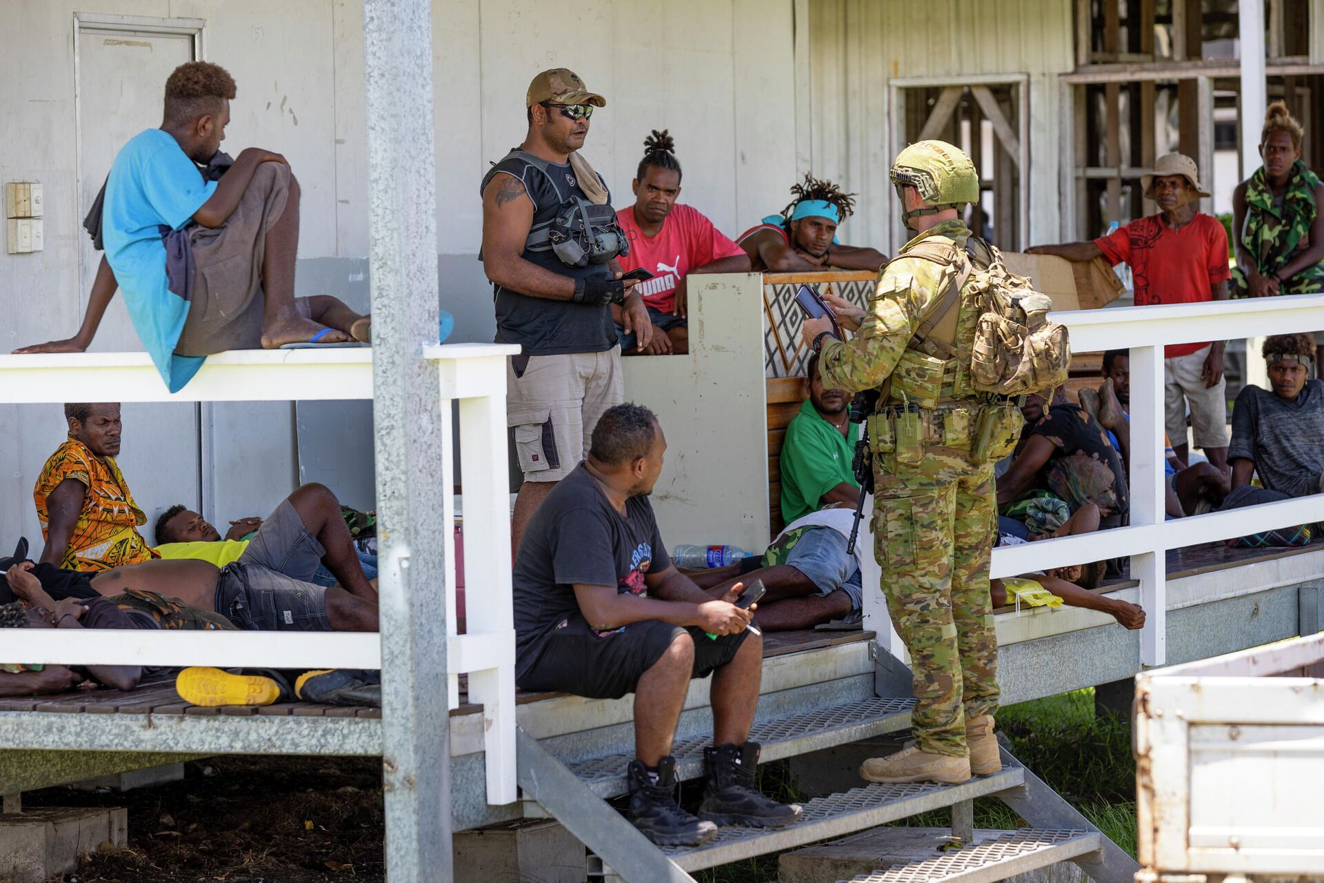 Na foto, fornecida pelo Departamento de Defesa, um soldado do Exército australiano fala com cidadãos locais durante uma patrulha de engajamento comunitário em Honiara, Ilhas Salomão, sábado, 27 de novembro - Sputnik Brasil, 1920, 29.11.2021