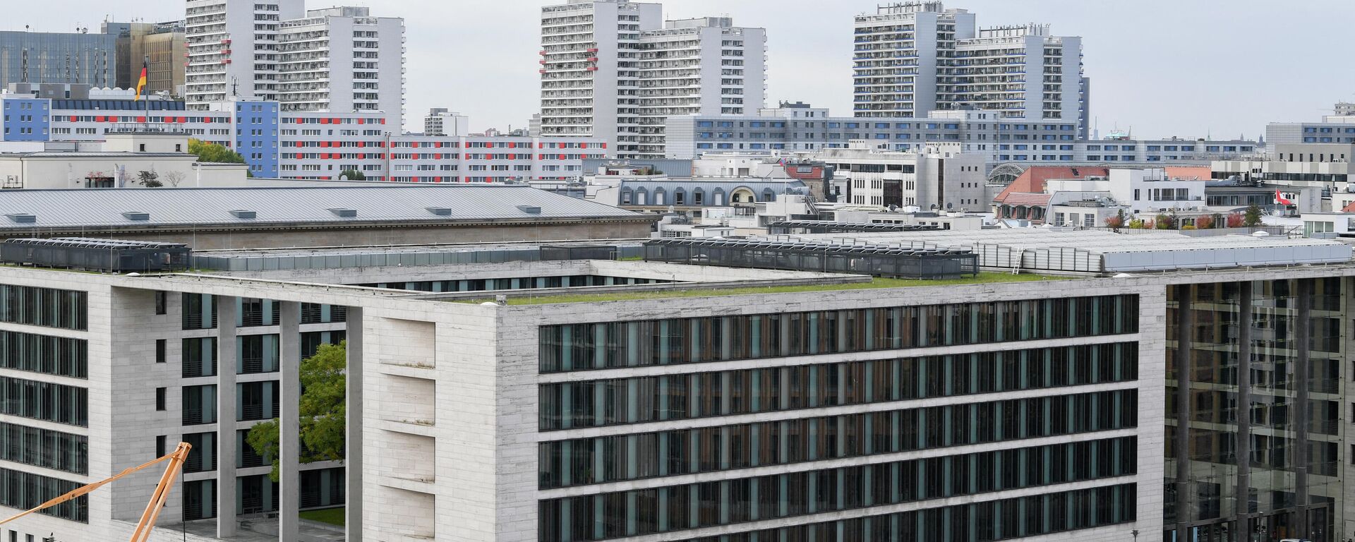 Panorama do prédio do Ministério das Relações Exteriores da Alemanha (em primeiro plano) em Berlim, Alemanha, 17 de outubro de 2021 - Sputnik Brasil, 1920, 29.11.2021