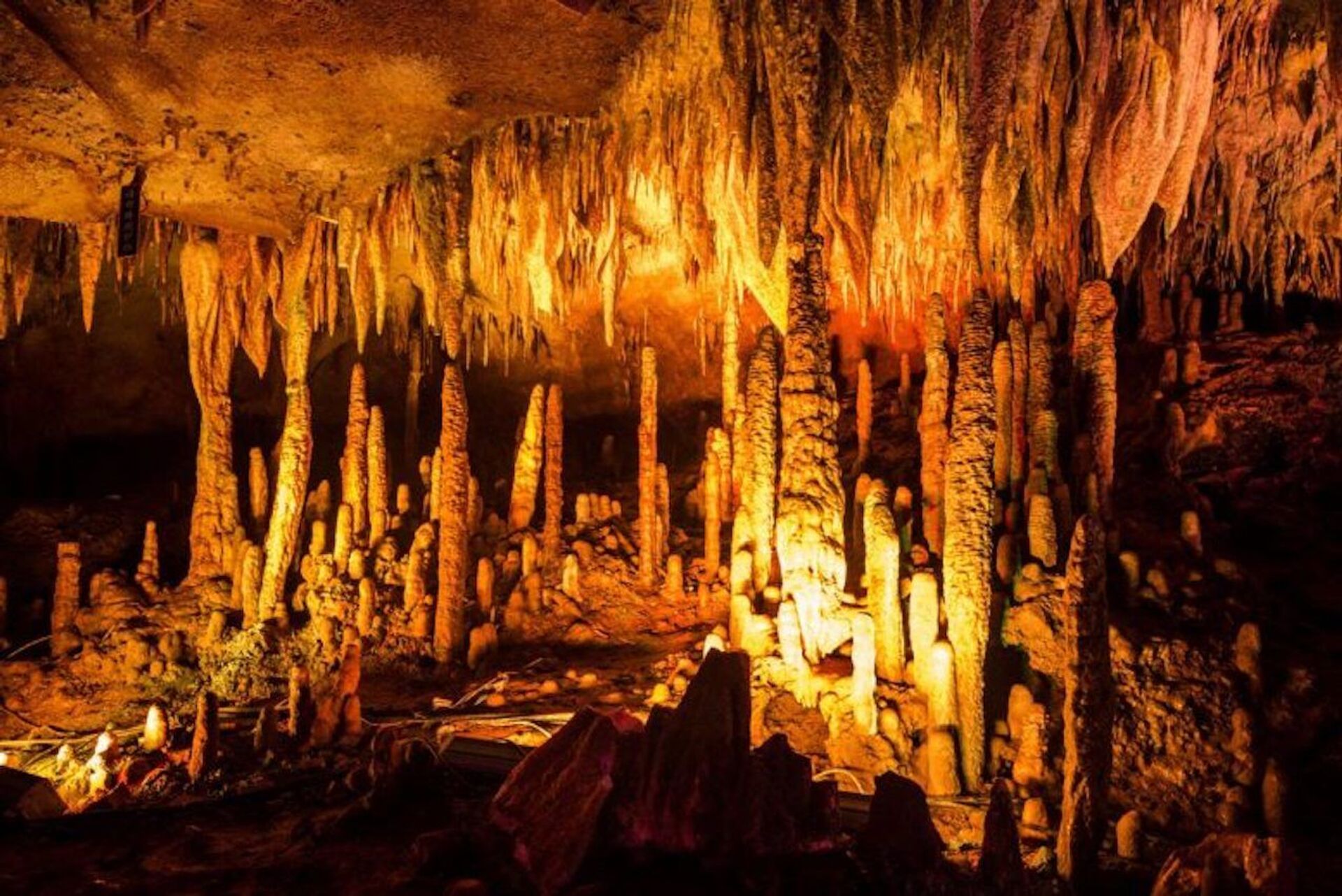 Estalagmites e estalactites na caverna de Shennong, China - Sputnik Brasil, 1920, 29.11.2021